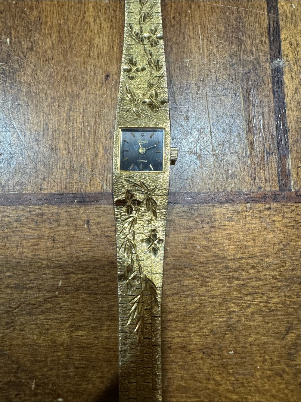 Elegant Gold Floral-Engraved Women's Wristwatch